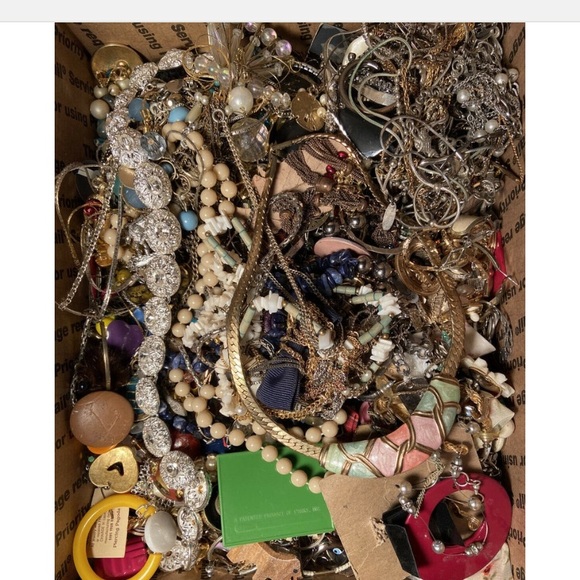 Lot of Costume Jewelry unsearched untested 2-3 lbs vintage/designer +FRE… - Picture 4 of 10